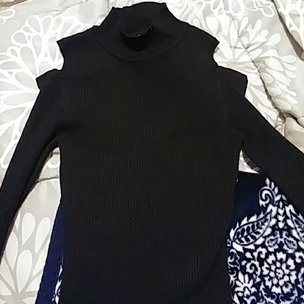 Black stretchy shoulderless shirt